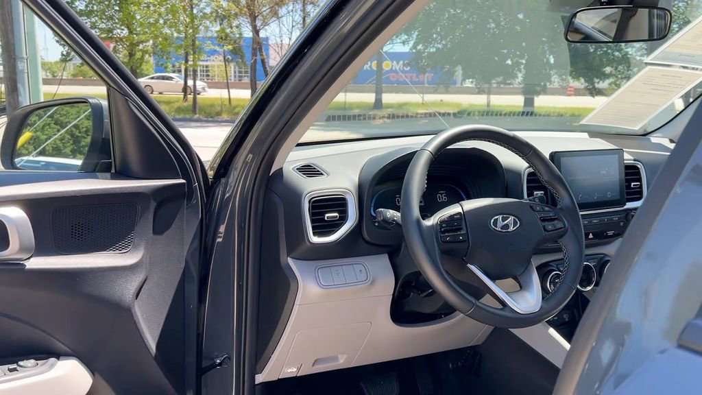 Used 2025 Hyundai Venue SEL image 30