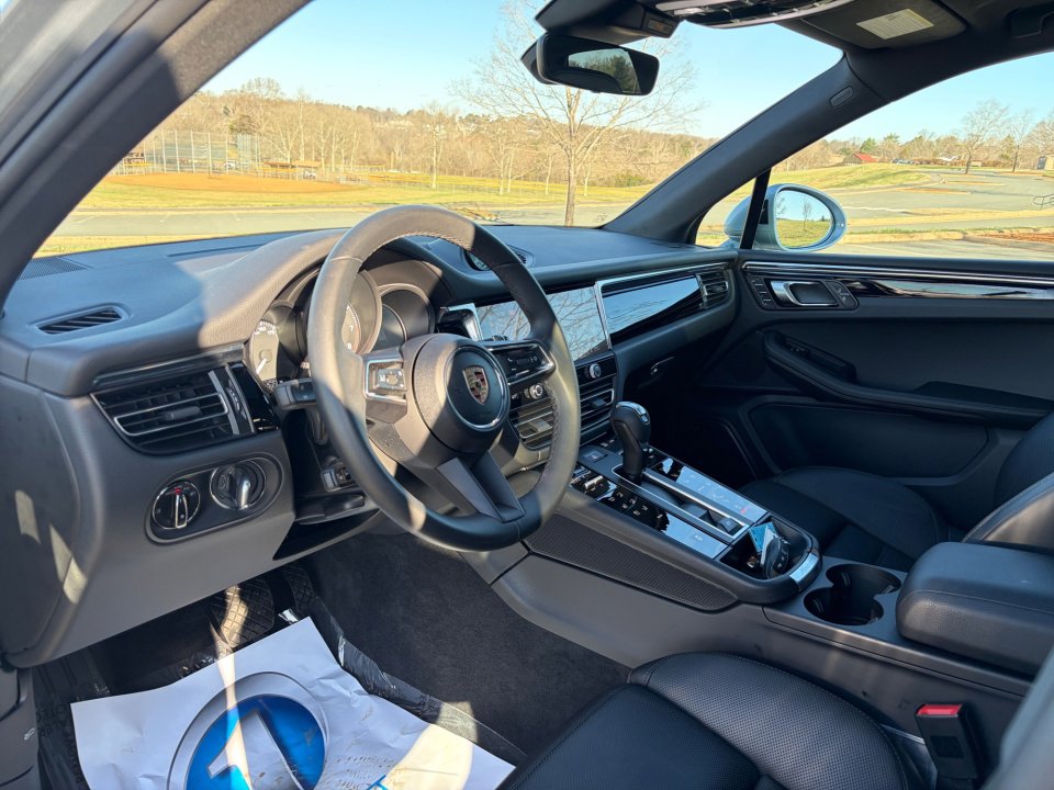 Certified 2025 Porsche Macan image 12