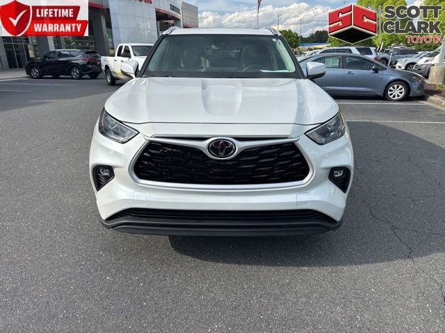 Used 2025 Toyota Highlander XLE FWD image 1
