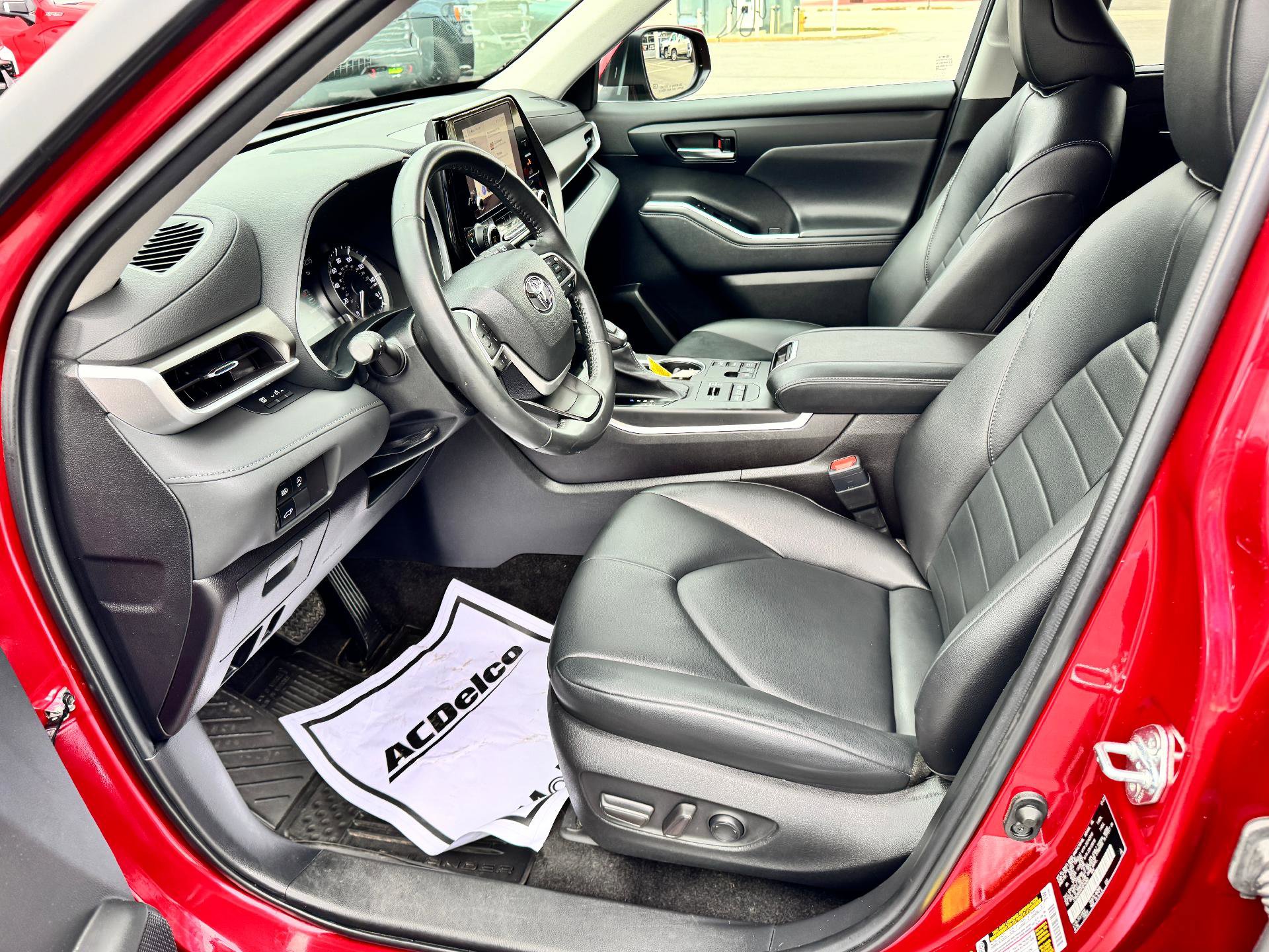 Used 2023 Toyota Highlander XLE image 10