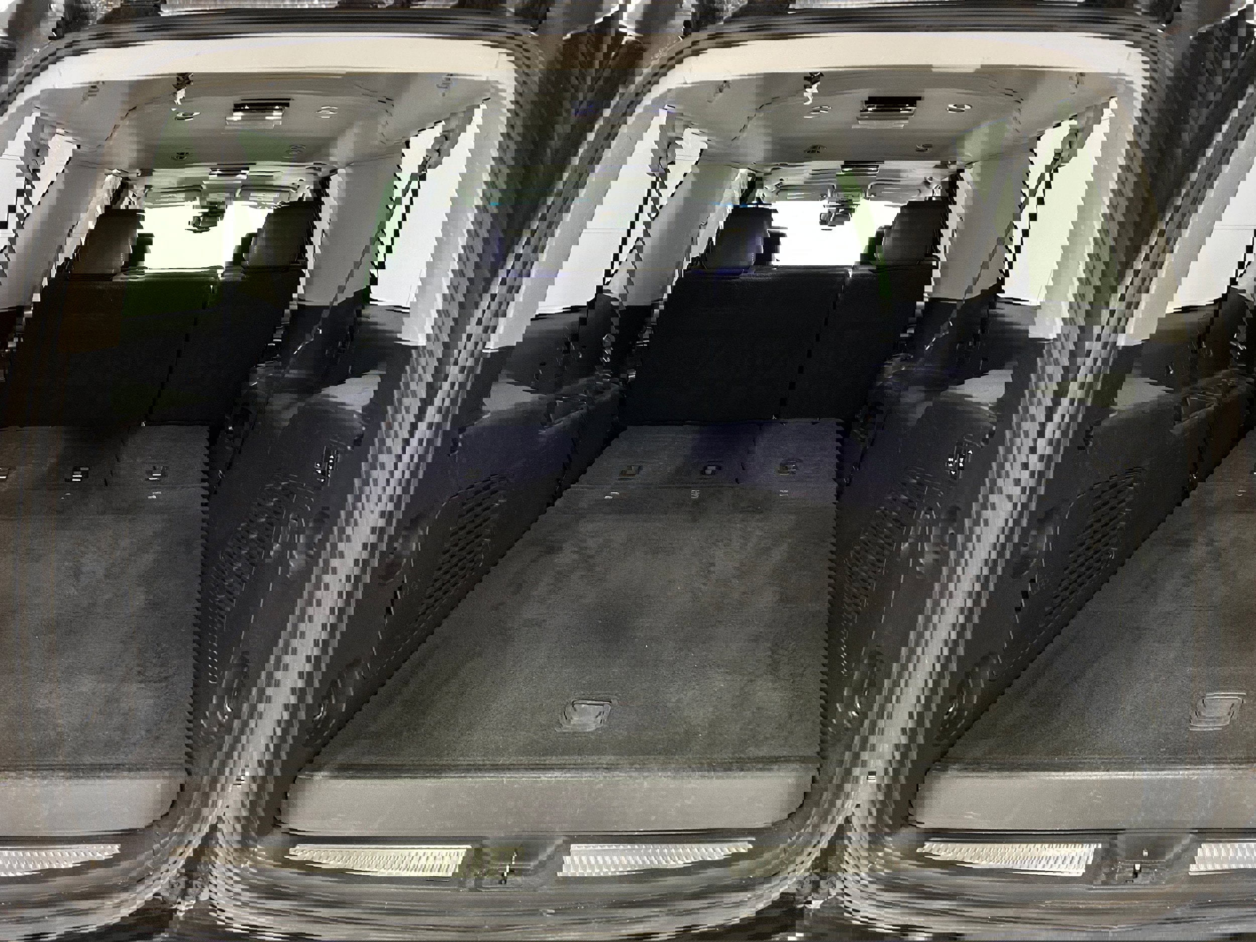 Used 2020 Chevrolet Suburban Premier image 36