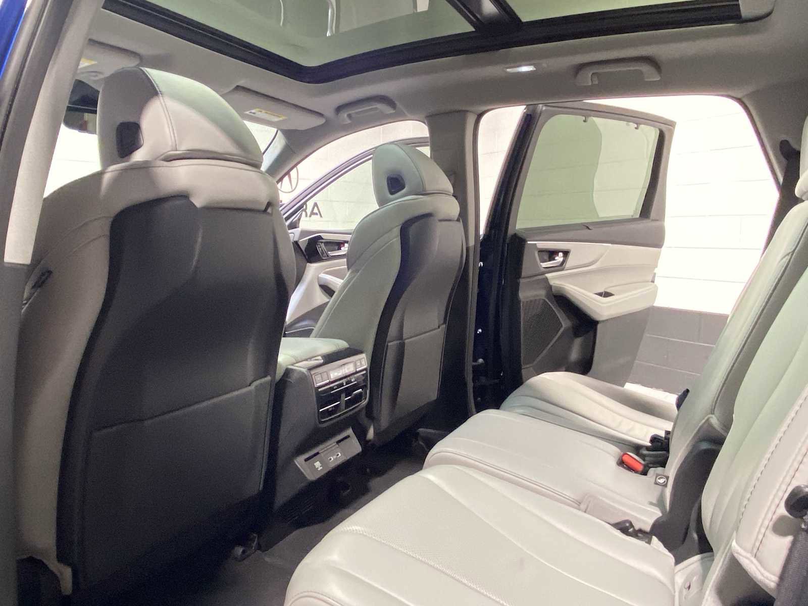 Used 2023 Acura MDX SH-AWD w/ Technology Package image 12