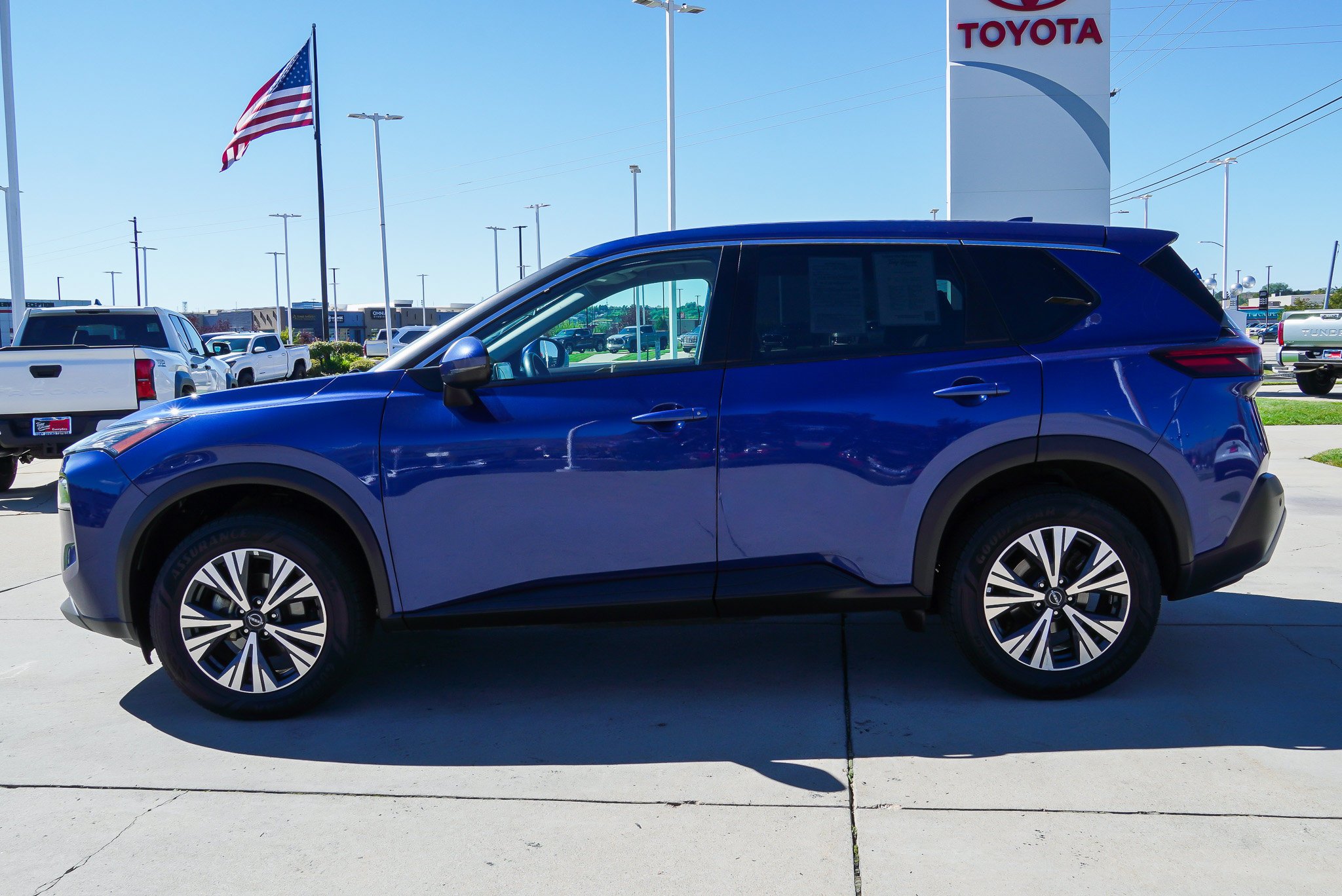 Used 2022 Nissan Rogue SV AWD/4WD image 5