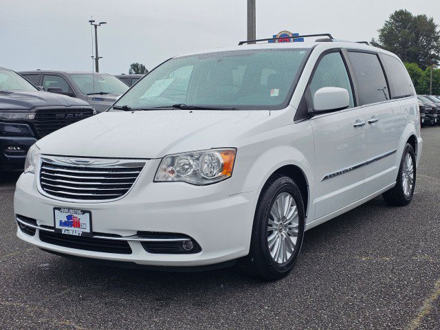 Used 2015 Chrysler Town & Country Limited FWD image 7