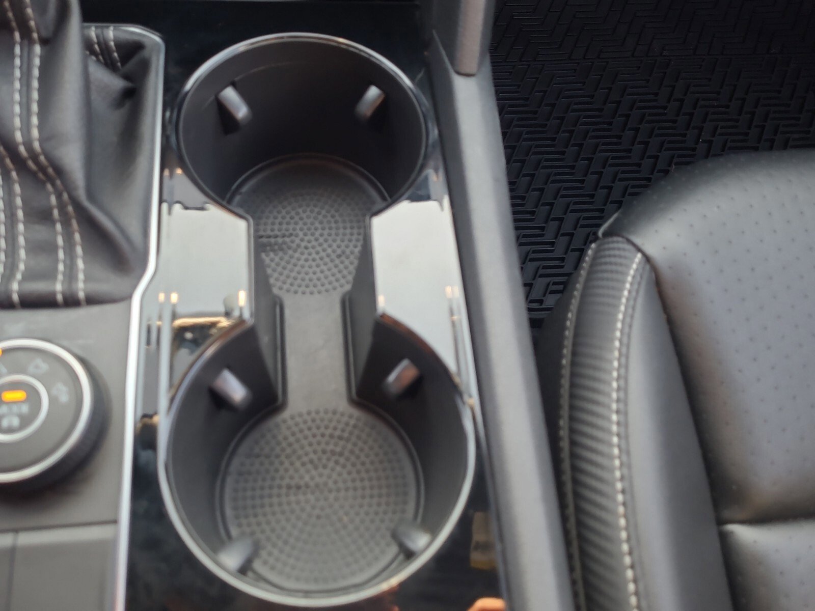 Used 2022 Volkswagen Atlas Cross Sport SE w/ Panoramic Sunroof Package image 17