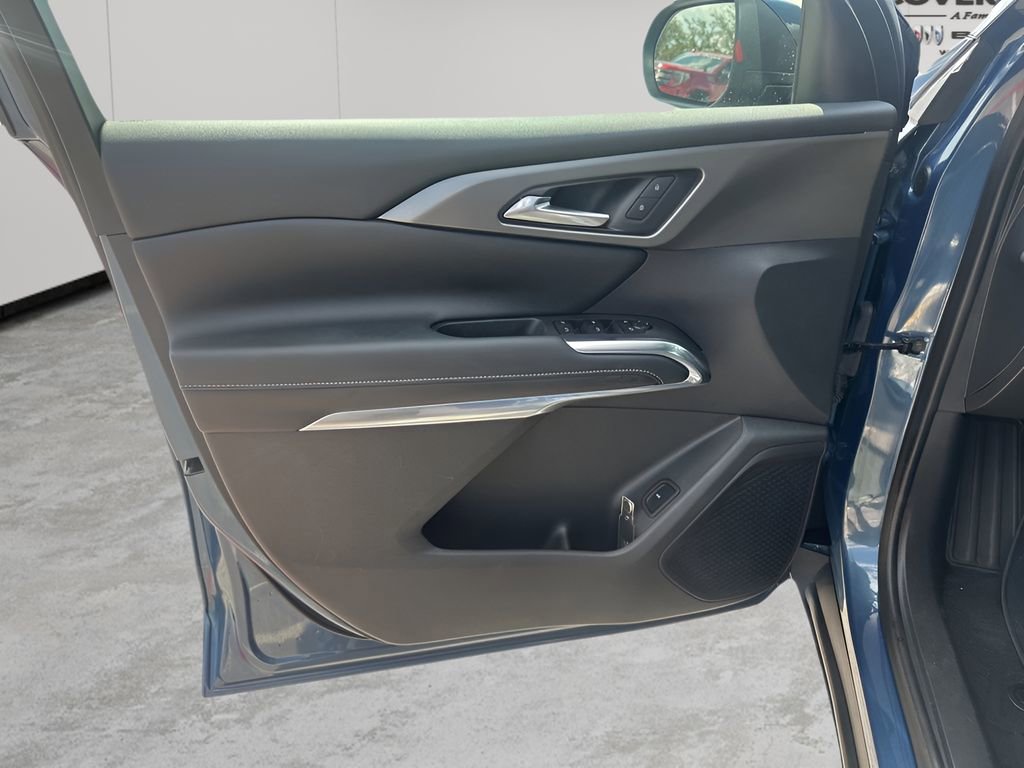 Used 2025 Chevrolet Traverse LT image 25