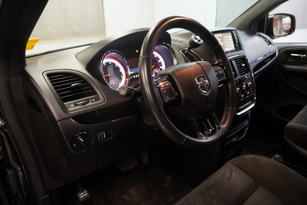 Used 2017 Dodge Grand Caravan SE image 6