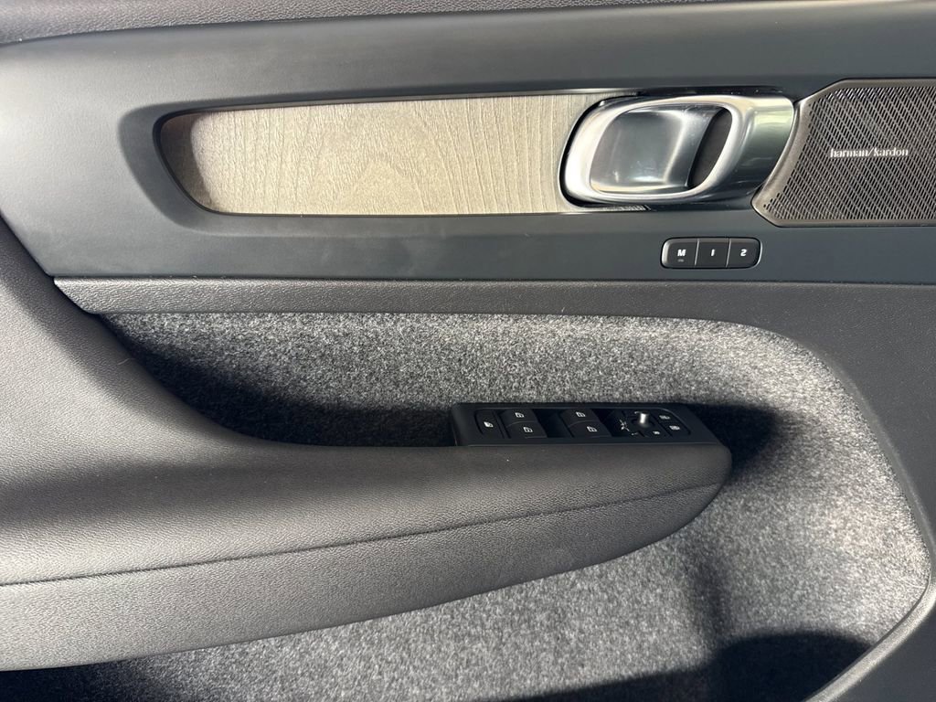 Certified 2023 Volvo XC40 B5 Ultimate image 10