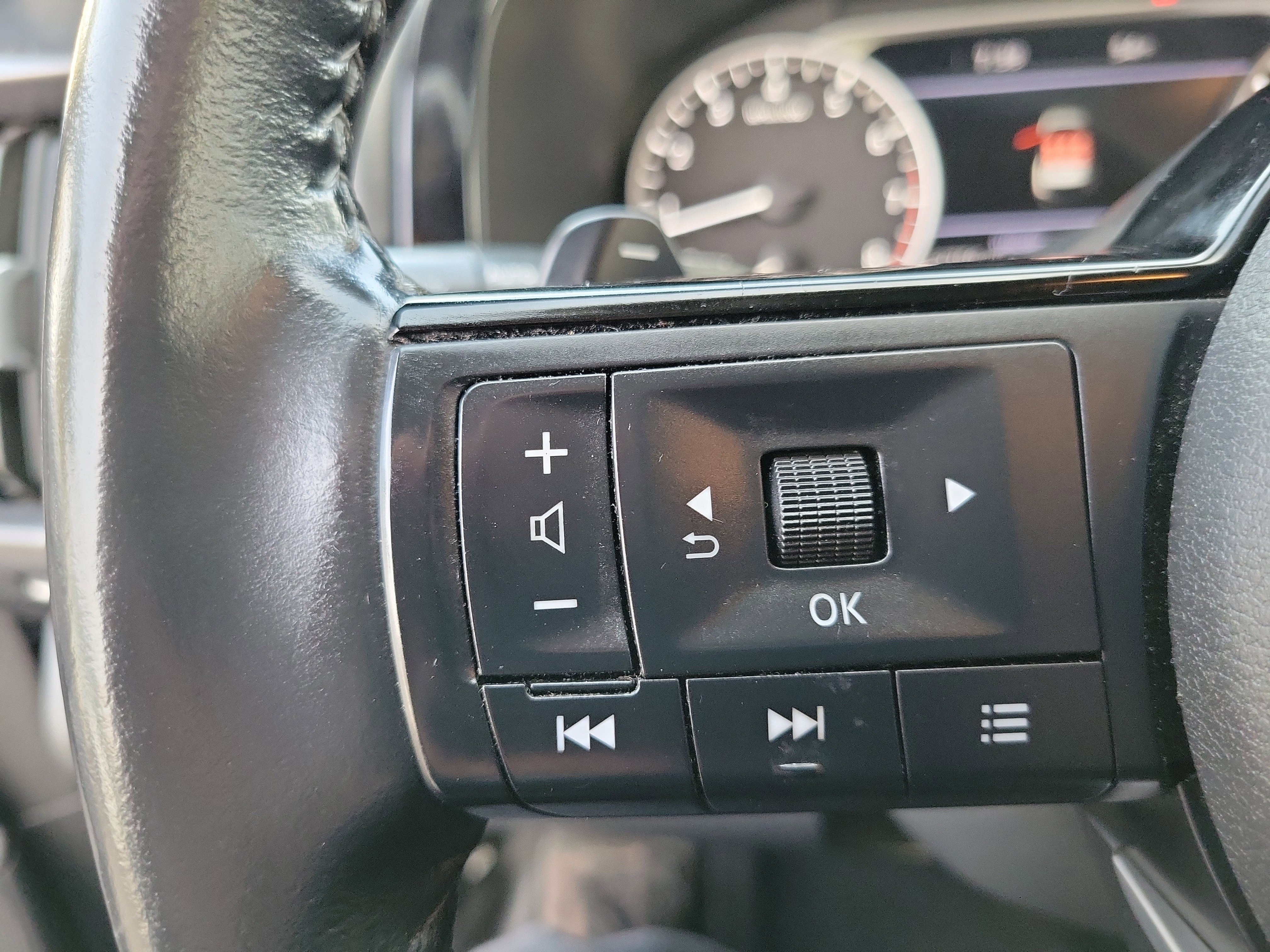 Used 2023 Nissan Pathfinder SL FWD image 7
