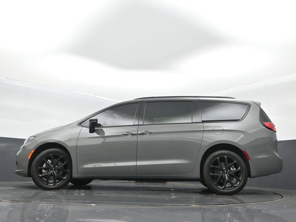 Used 2023 Chrysler Pacifica Limited w/ S Appearance Package AWD/4WD image 37