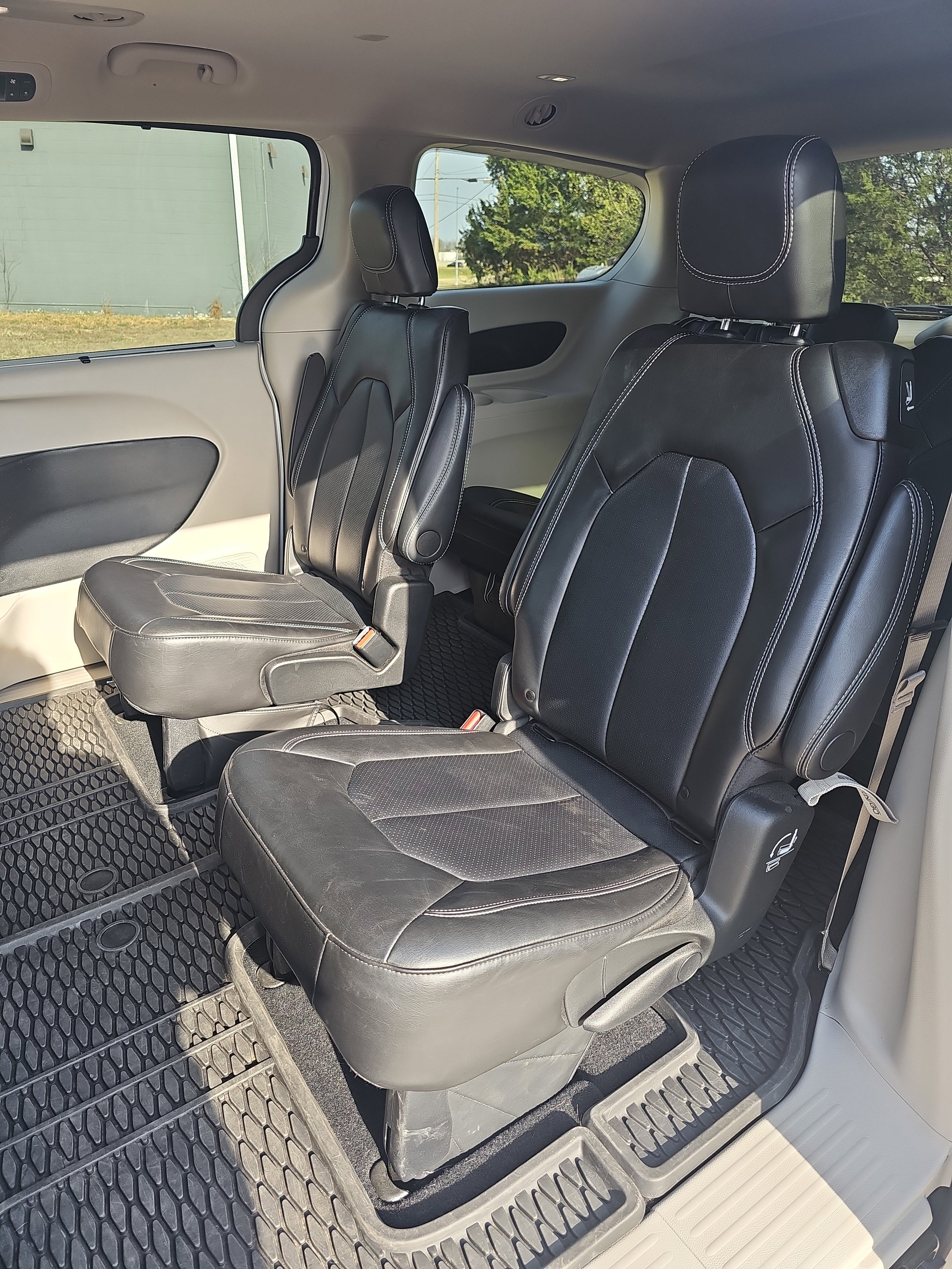 Used 2024 Chrysler Pacifica Touring-L w/ Road Tripper Package image 12