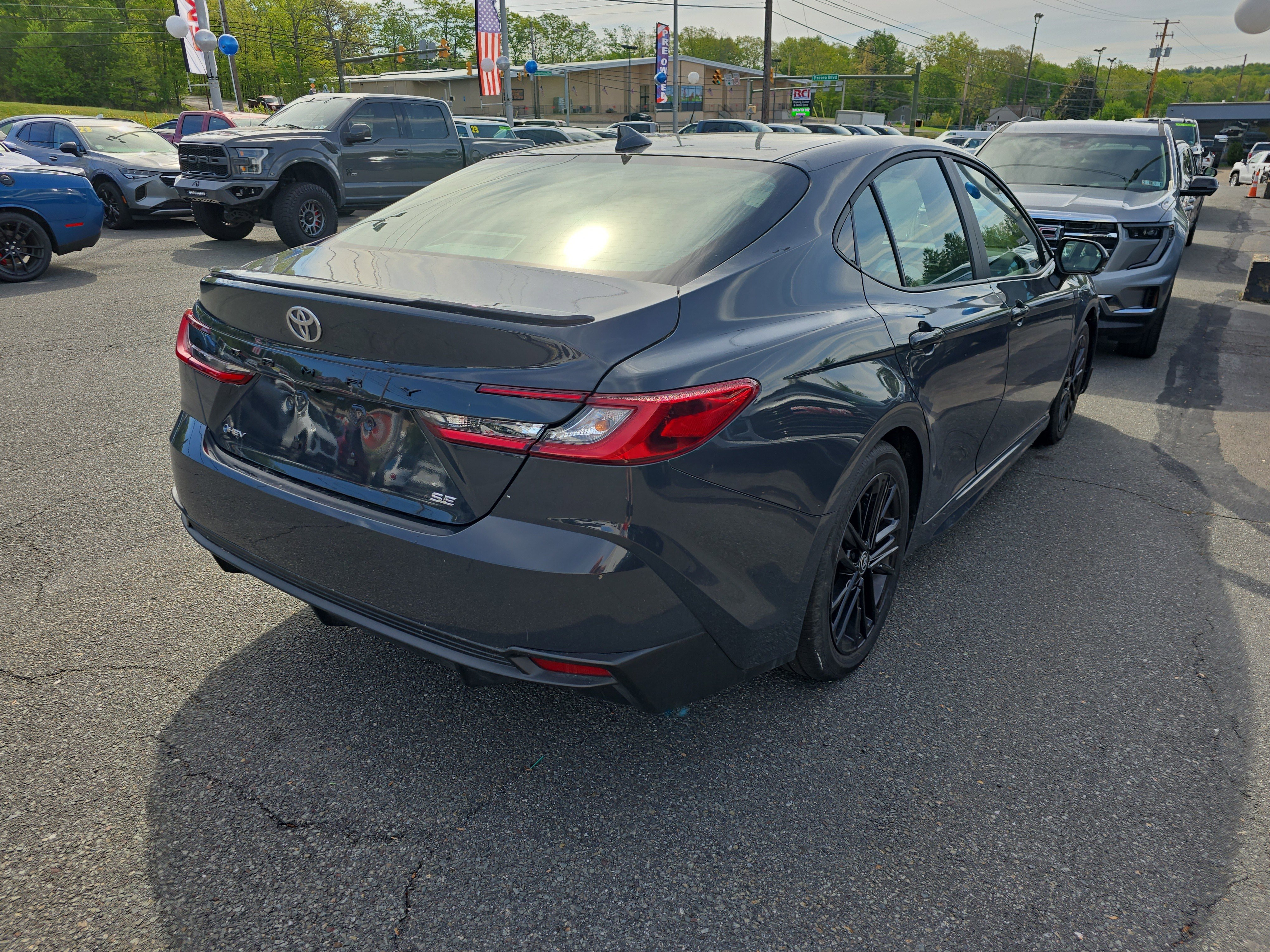 Used 2025 Toyota Camry SE FWD image 3