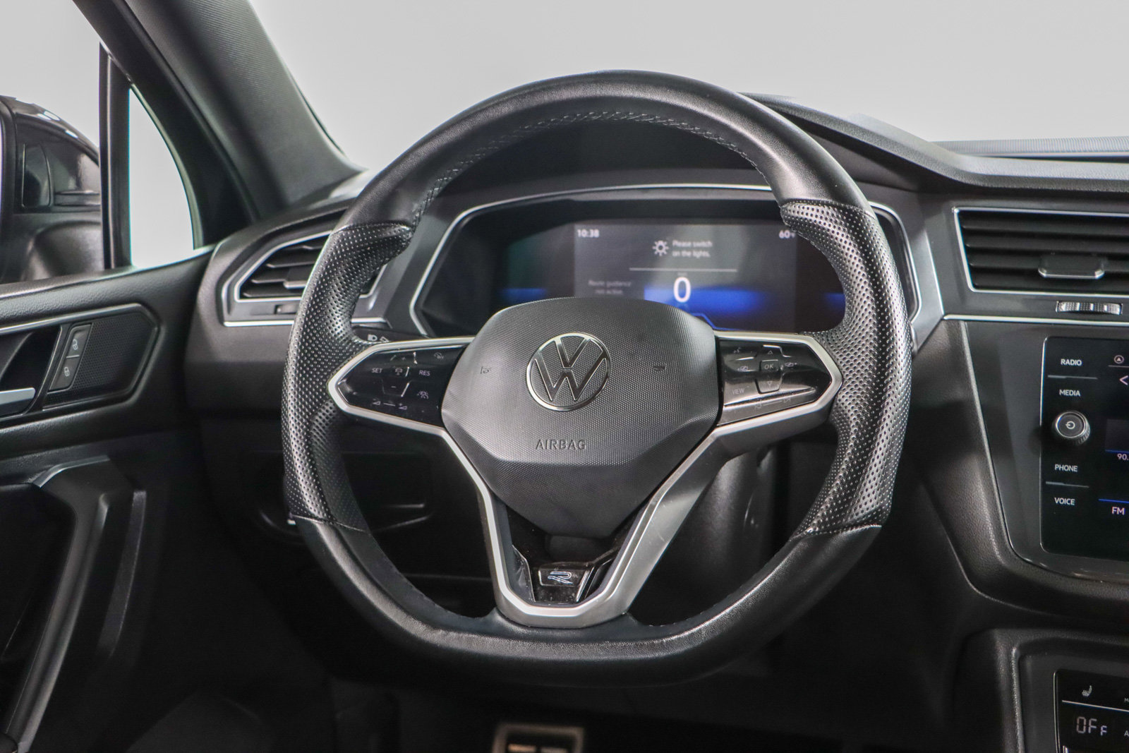 Used 2022 Volkswagen Tiguan SE R-Line image 12