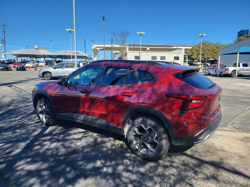Used 2025 Chevrolet Trax LT w/ LT Convenience Package image 10