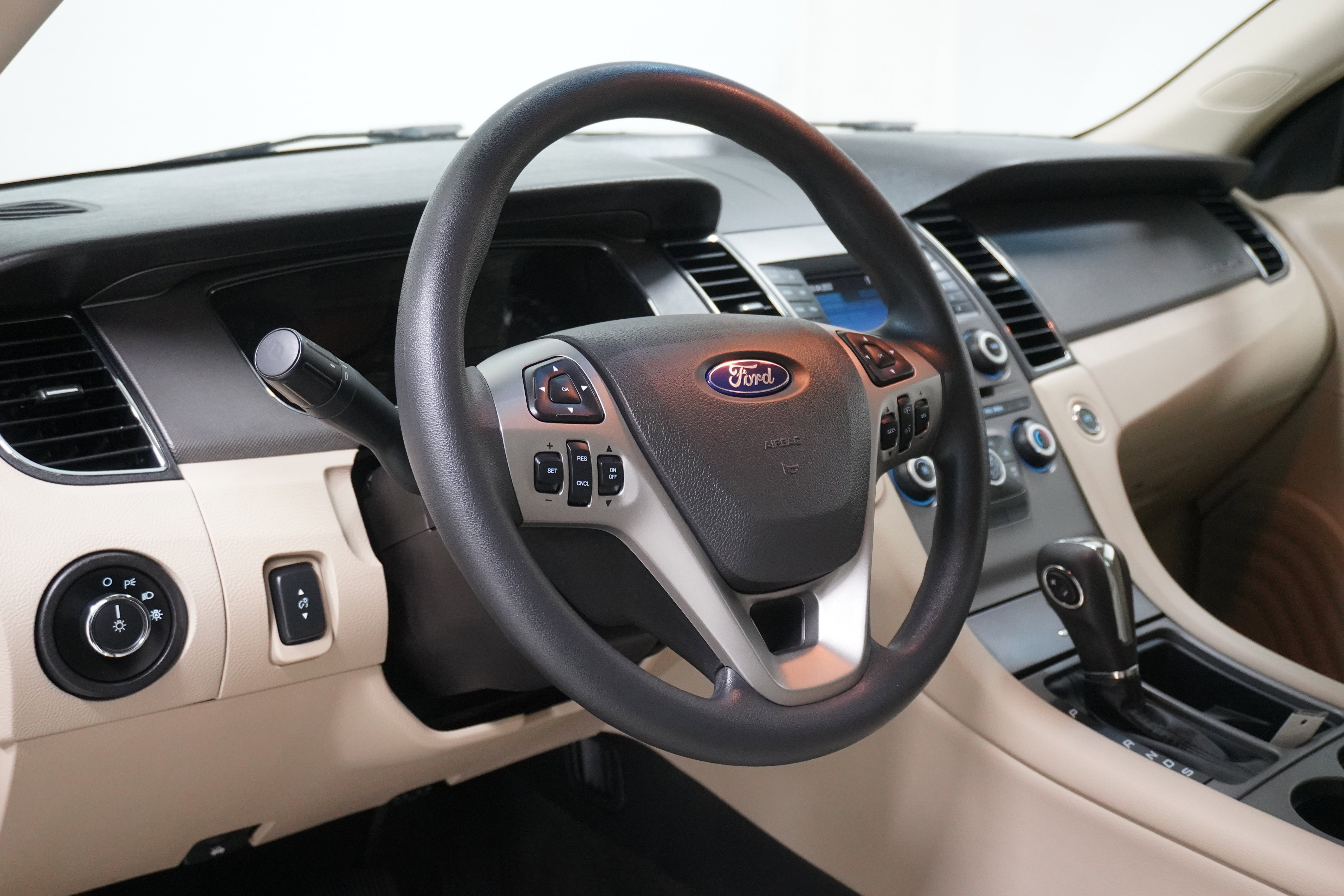 Used 2018 Ford Taurus SE image 9