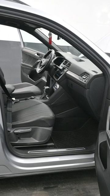 Used 2023 Volkswagen Tiguan SE R-Line AWD/4WD image 10