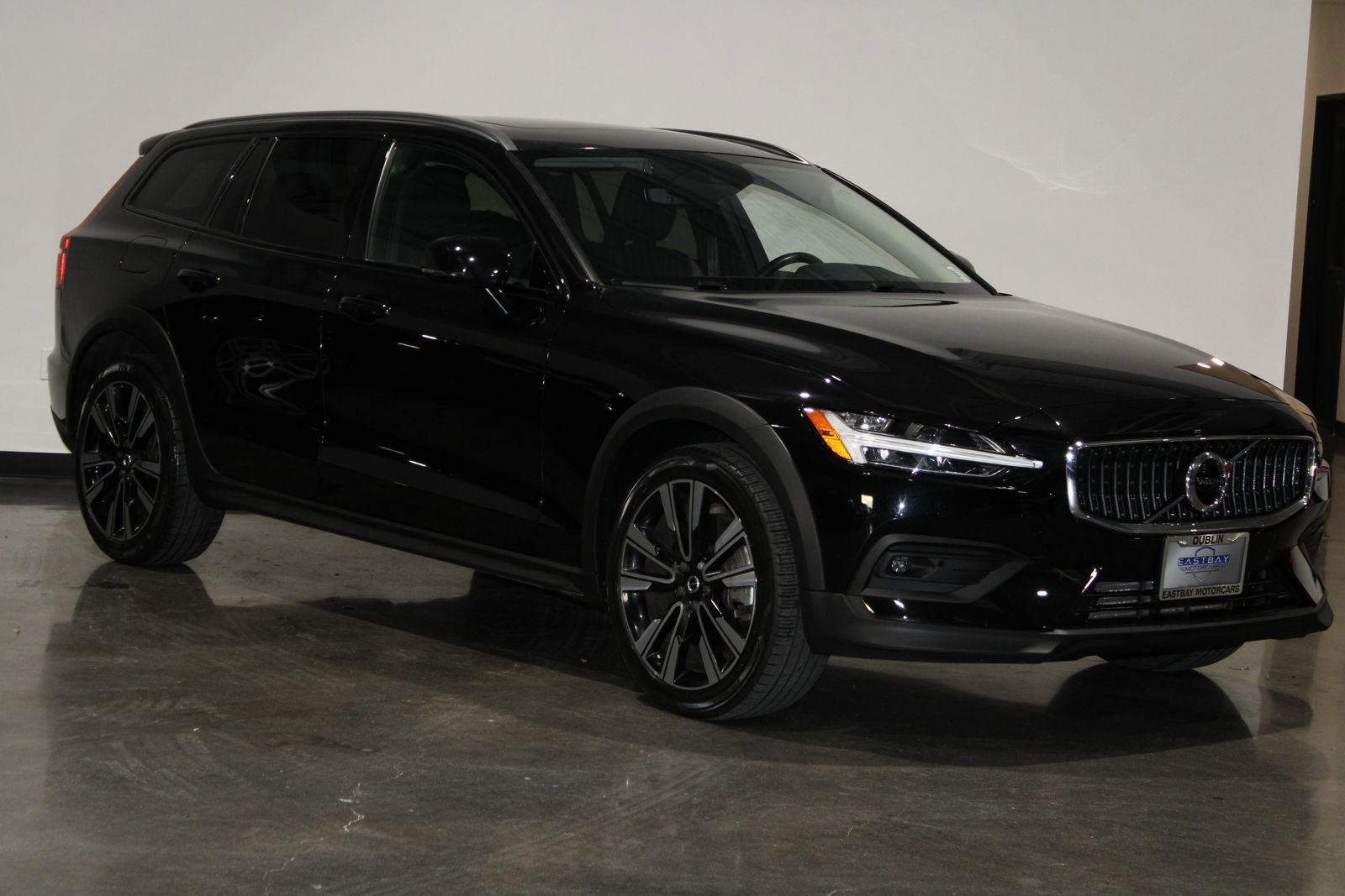 Used 2021 Volvo V60 T5 Cross Country w/ Climate Package image 2