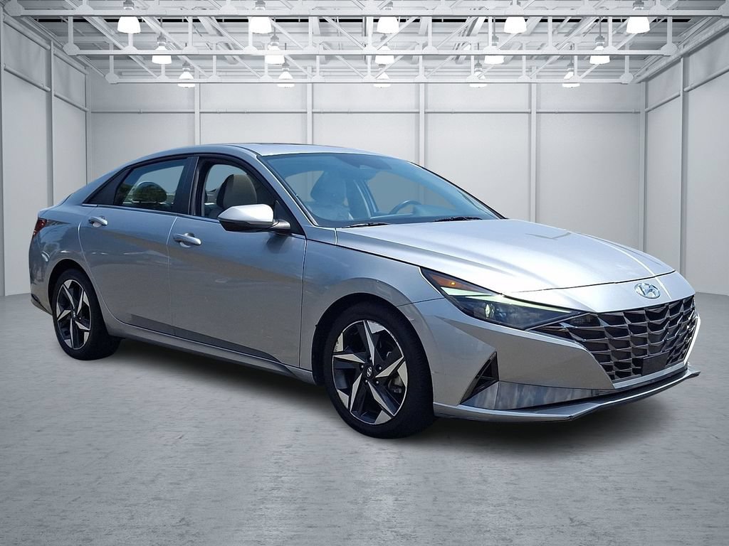 Certified 2022 Hyundai Elantra Limited w/ Preferred Accessory Package FWD image 3