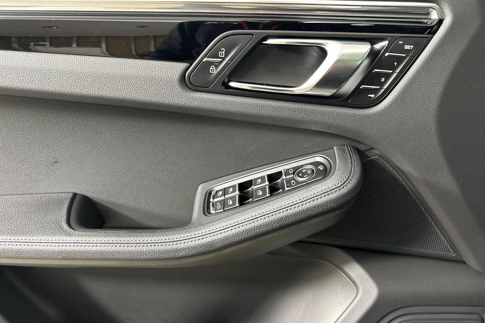 Used 2025 Porsche Macan w/ Premium Package Plus image 10