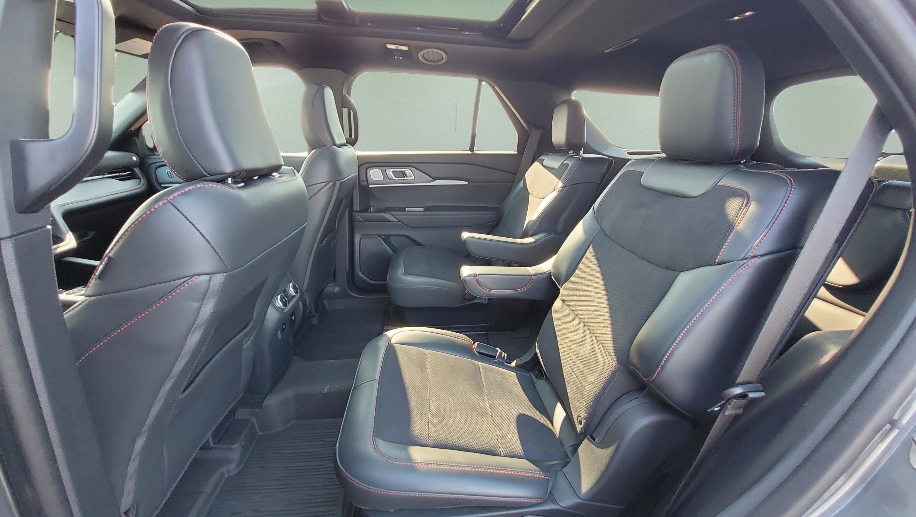 Used 2025 Ford Explorer ST w/ Sun And Sound Package AWD/4WD image 18