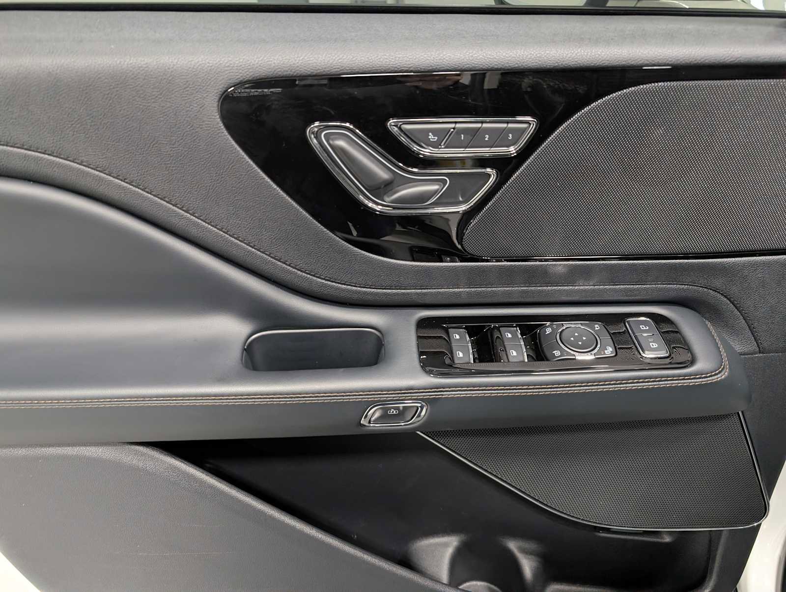 Certified 2025 Lincoln Aviator AWD w/ Jet Appearance Package image 43