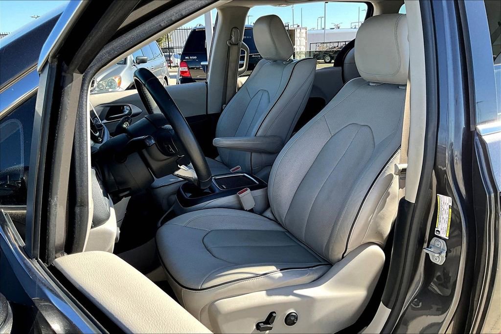 Used 2018 Chrysler Pacifica Limited image 30
