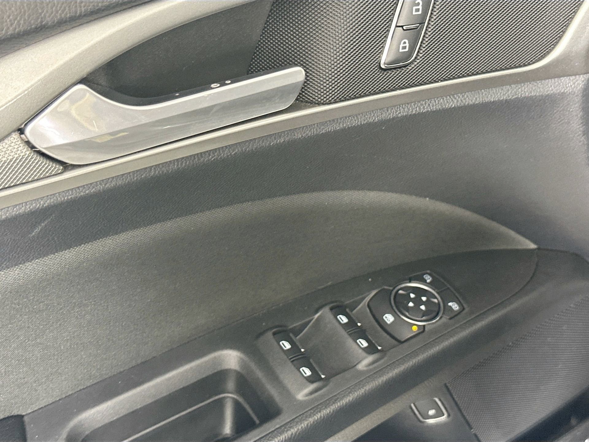 Used 2019 Ford Fusion SE image 18