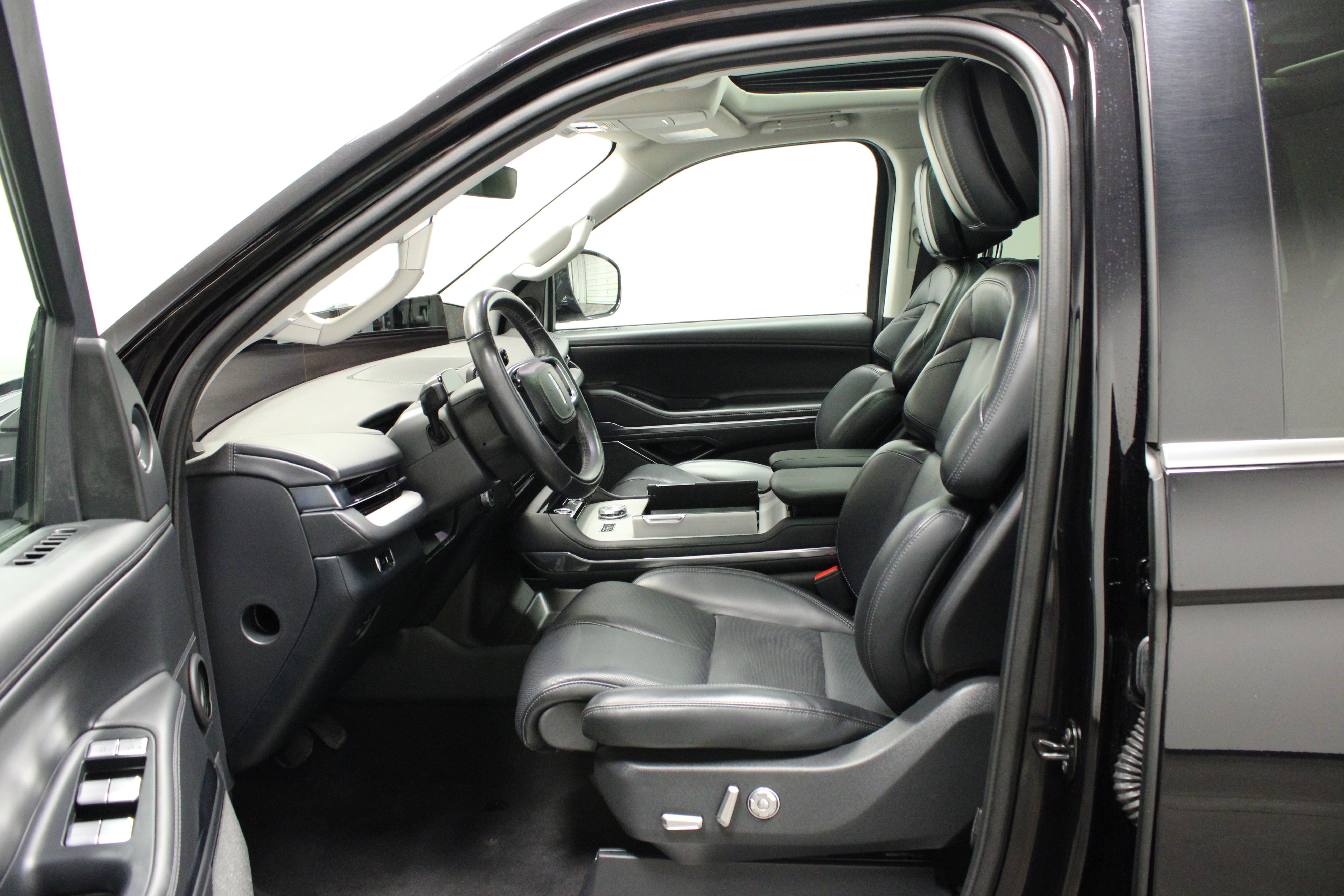 Used 2025 Lincoln Navigator Reserve image 22