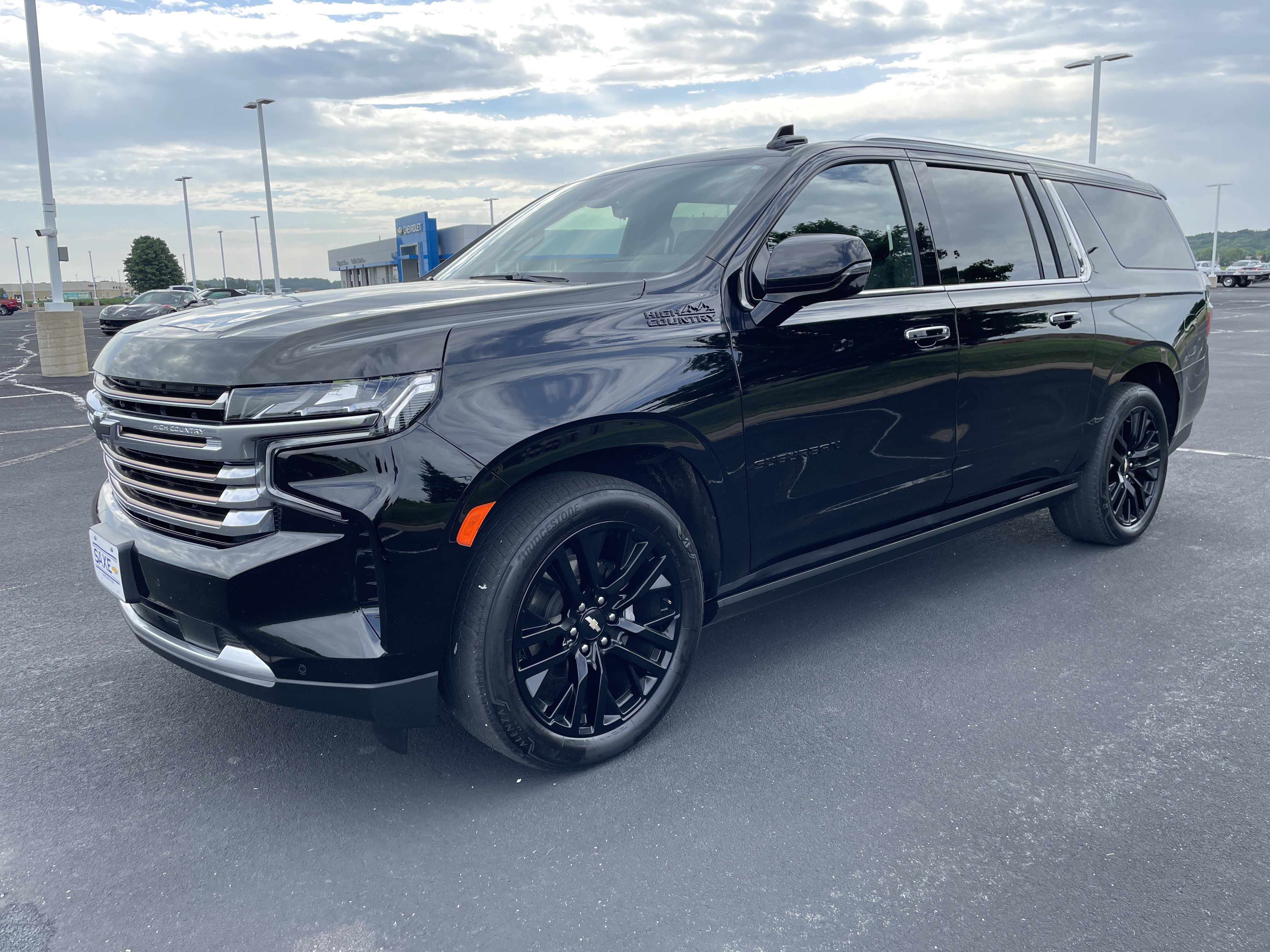 Used 2023 Chevrolet Suburban High Country AWD/4WD image 1
