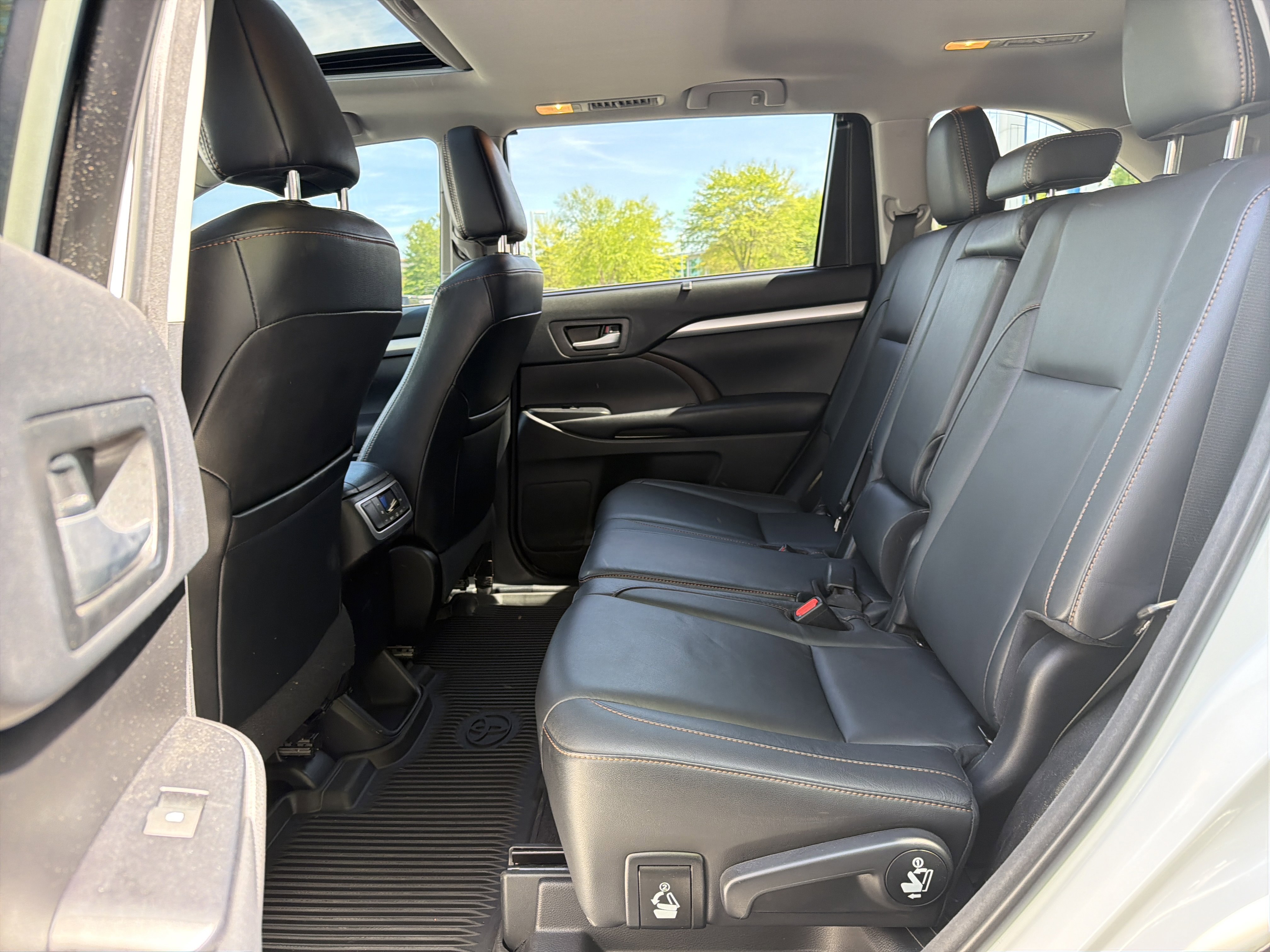 Used 2018 Toyota Highlander XLE image 31