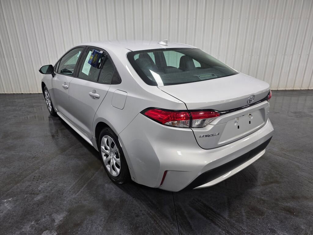 Used 2021 Toyota Corolla LE FWD image 3