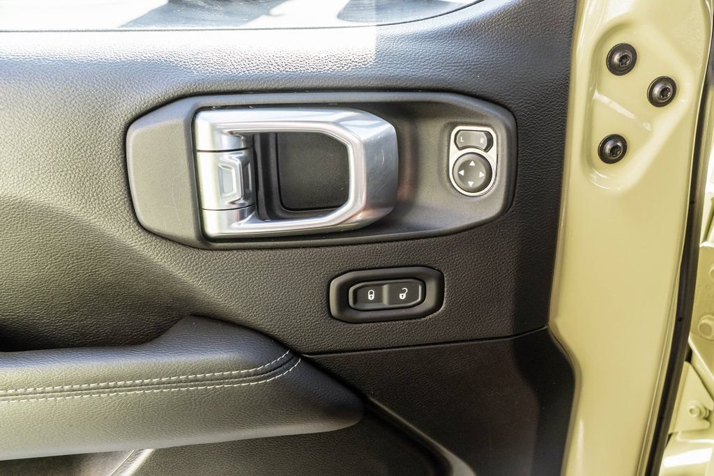 Used 2023 Jeep Wrangler Unlimited Sahara AWD/4WD image 16