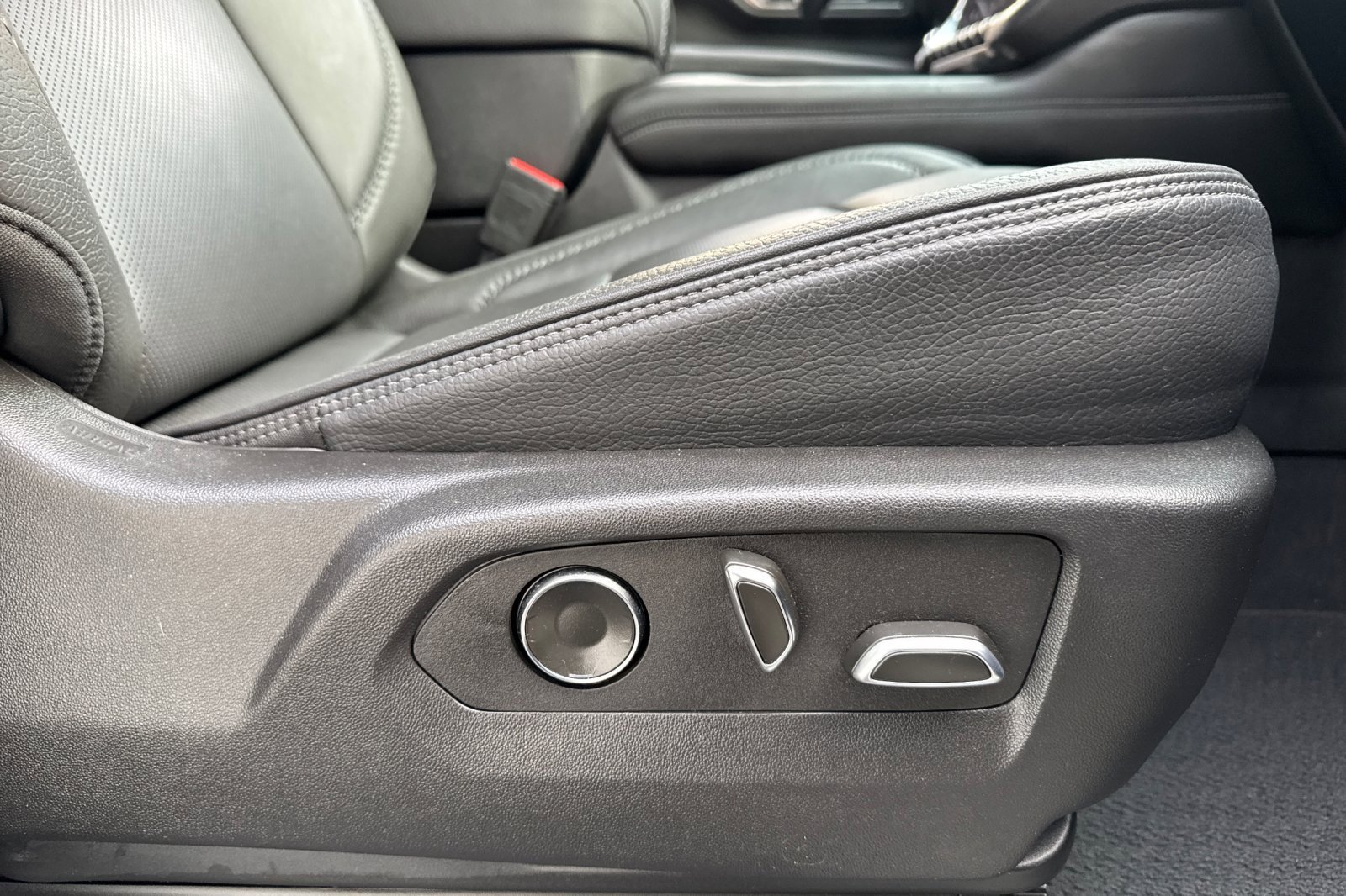 Used 2025 GMC Yukon Denali image 23