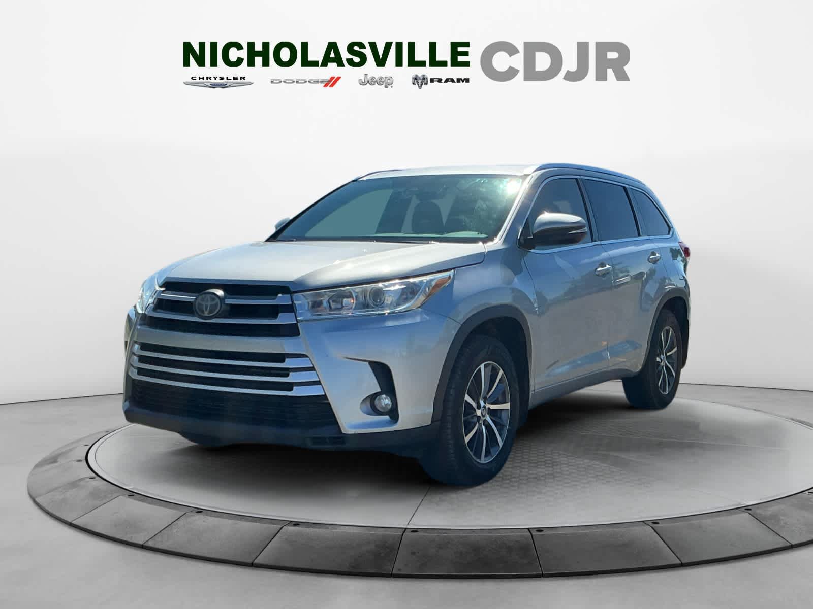 Used 2017 Toyota Highlander XLE AWD/4WD image 1