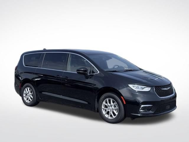 Used 2025 Chrysler Pacifica Select FWD image 4