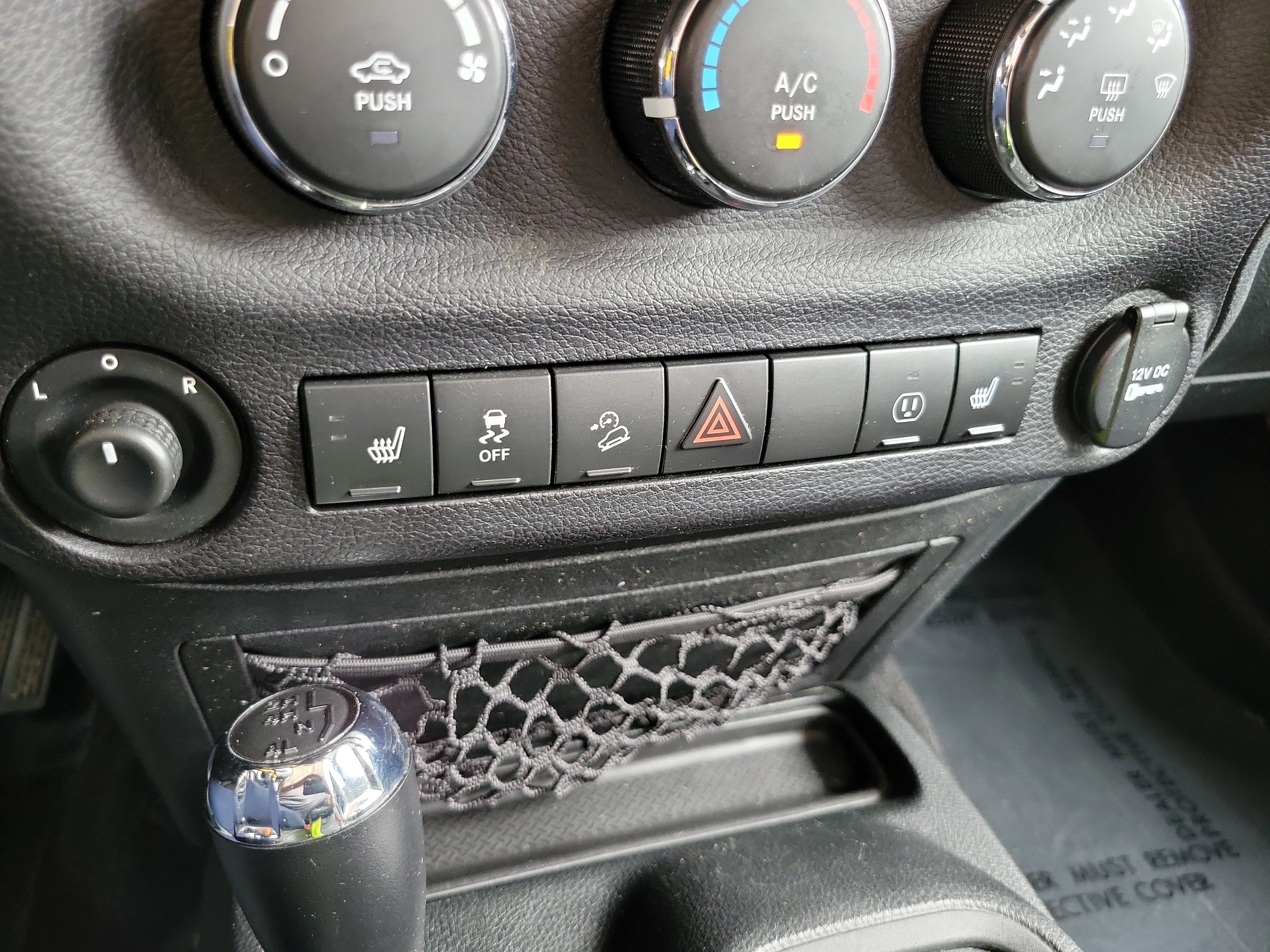 Used 2018 Jeep Wrangler Sahara w/ Connectivity Group AWD/4WD image 14