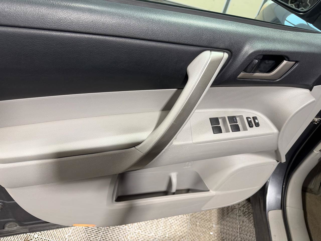 Used 2010 Toyota Highlander SE AWD/4WD image 25
