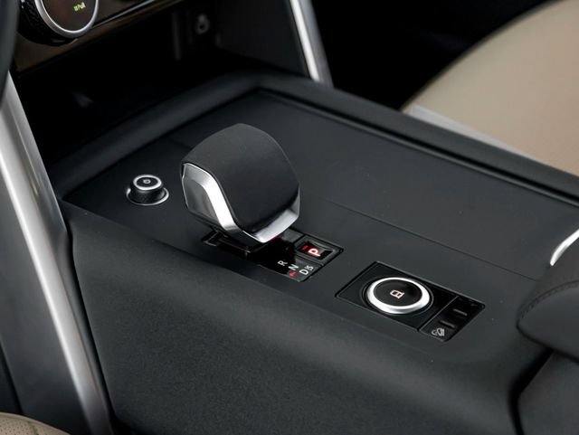 Certified 2025 Land Rover Discovery Metropolitan Edition AWD/4WD image 19