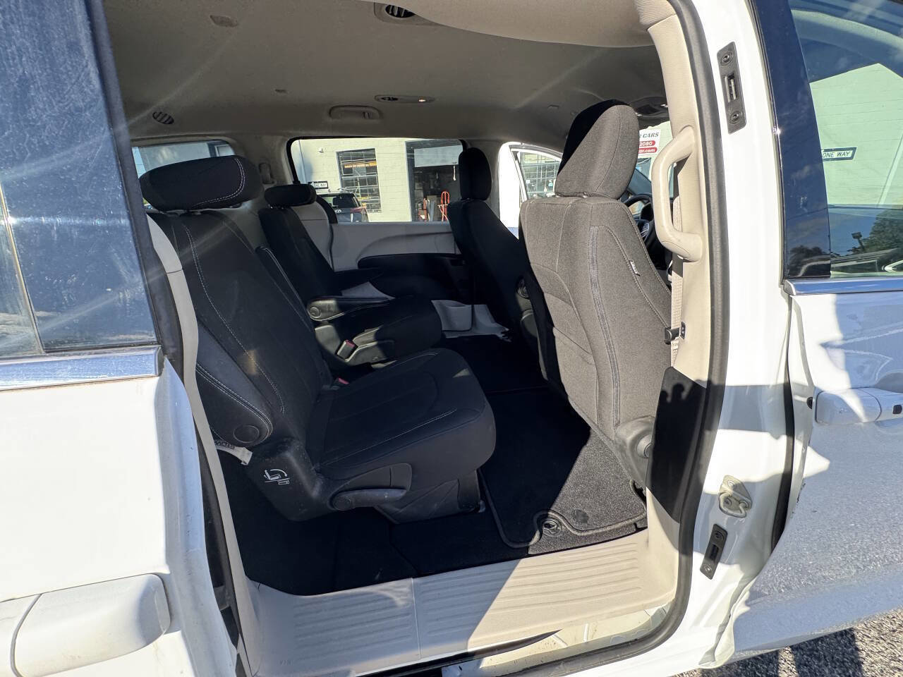 Used 2022 Chrysler Voyager LX image 51