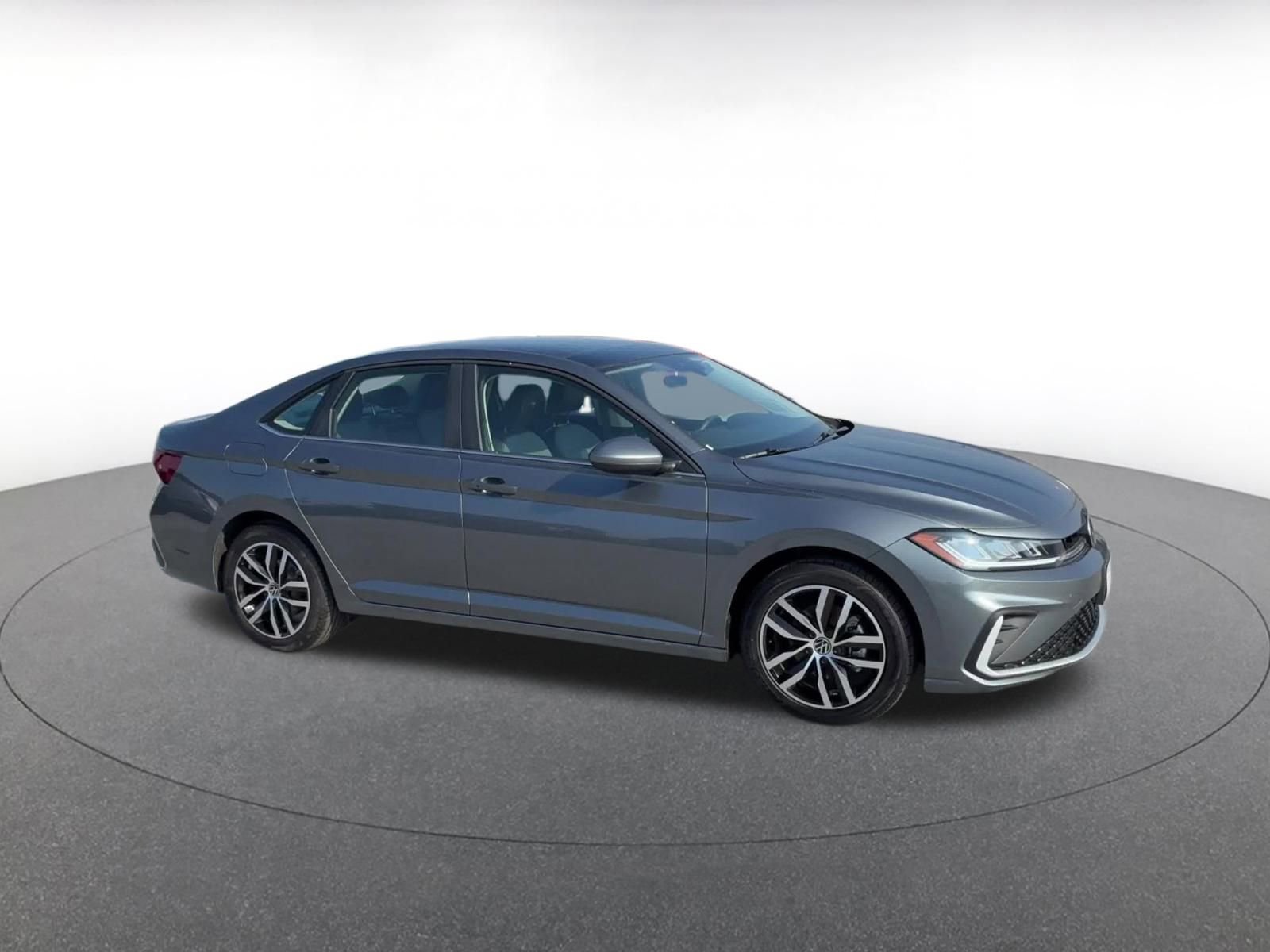 Used 2025 Volkswagen Jetta SE image 2