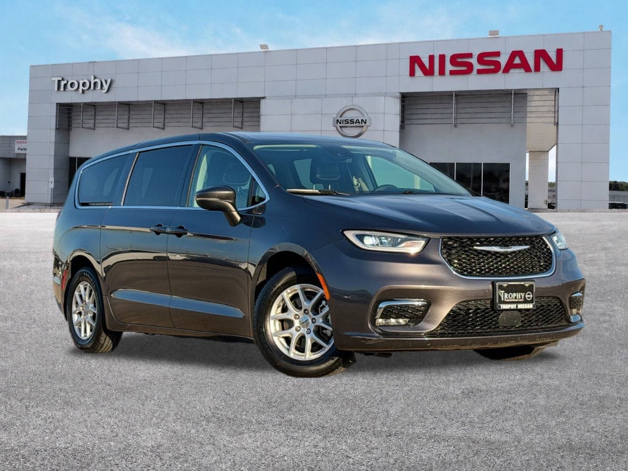 Used 2023 Chrysler Pacifica Touring-L FWD image 1