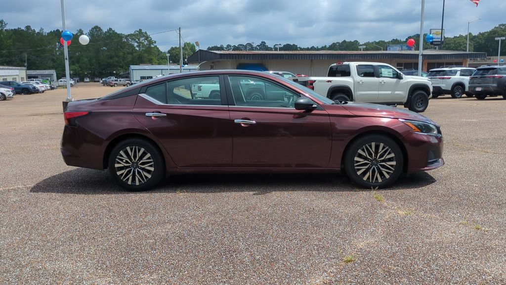 Used 2024 Nissan Altima 2.5 SV FWD image 4
