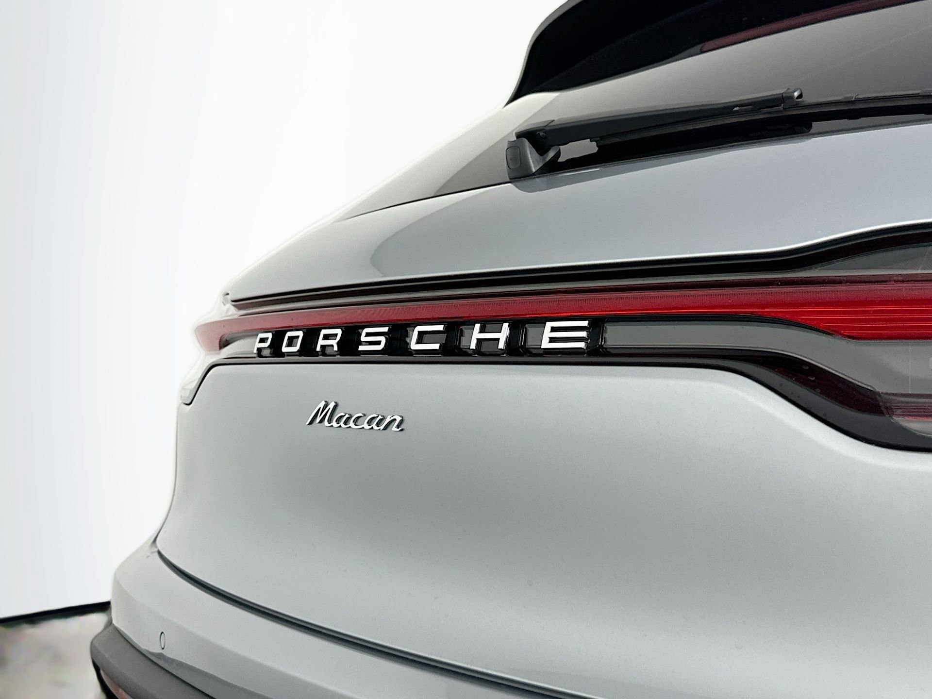 Certified 2025 Porsche Macan image 17