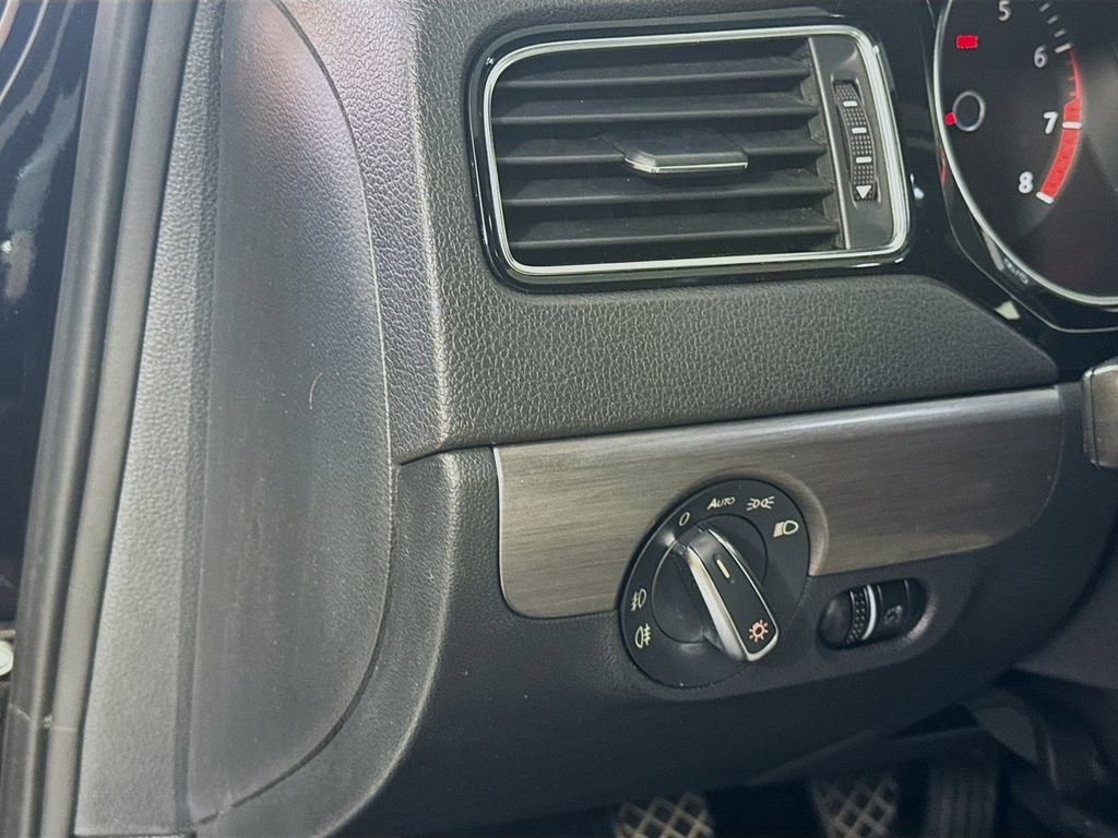 Used 2016 Volkswagen Jetta Sport image 10