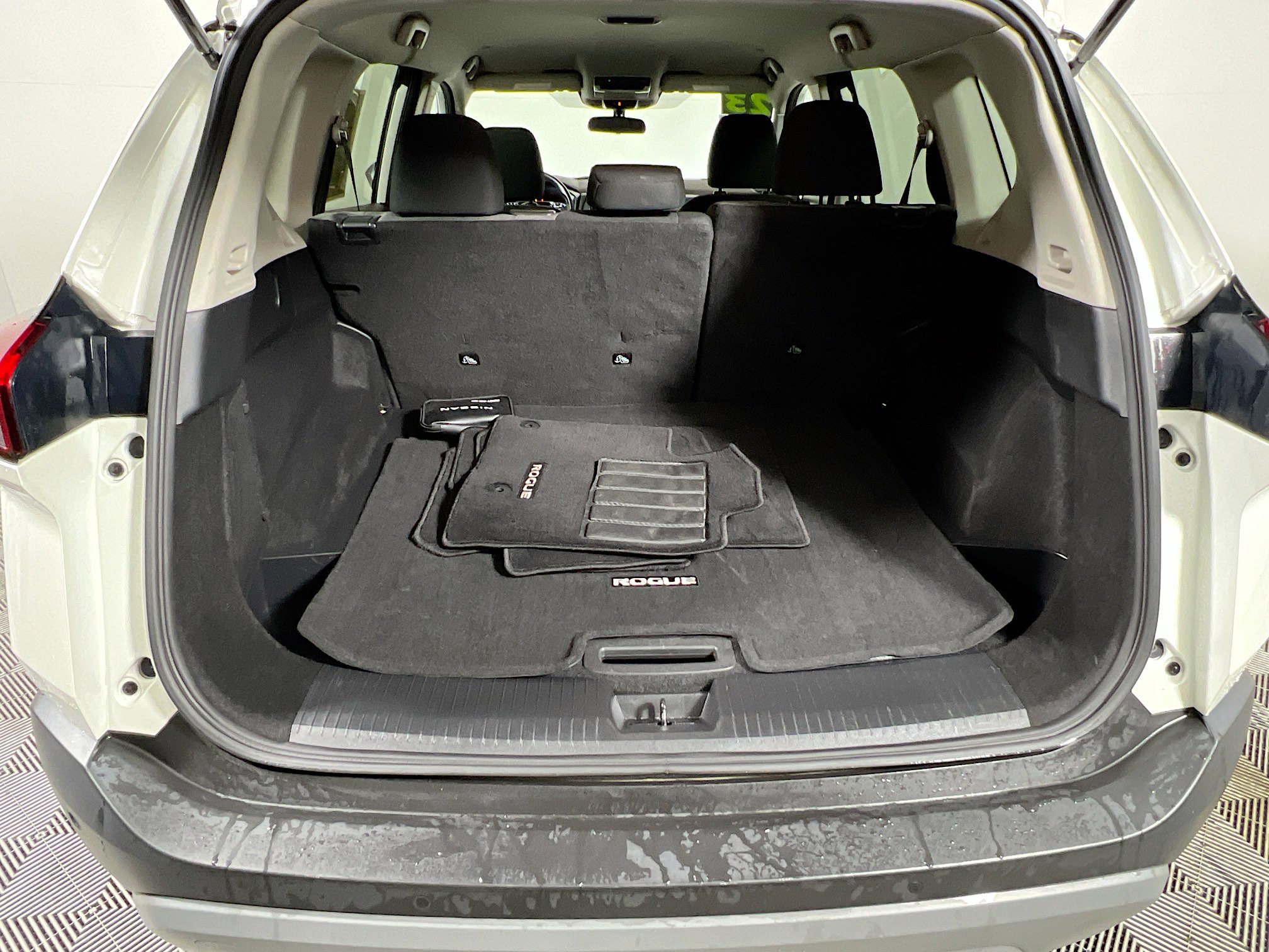 Used 2023 Nissan Rogue SV image 34