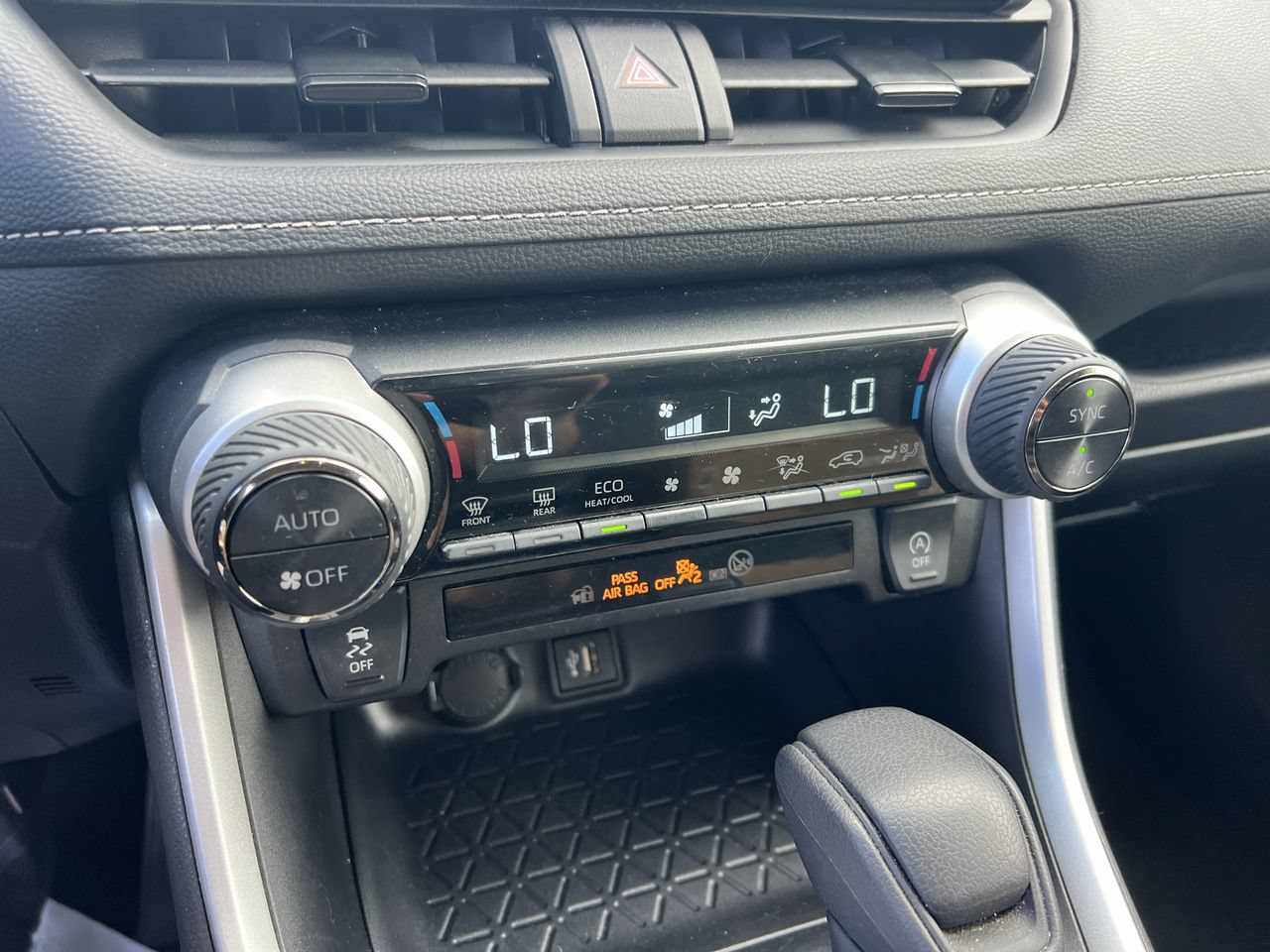 Used 2025 Toyota RAV4 XLE AWD/4WD image 29