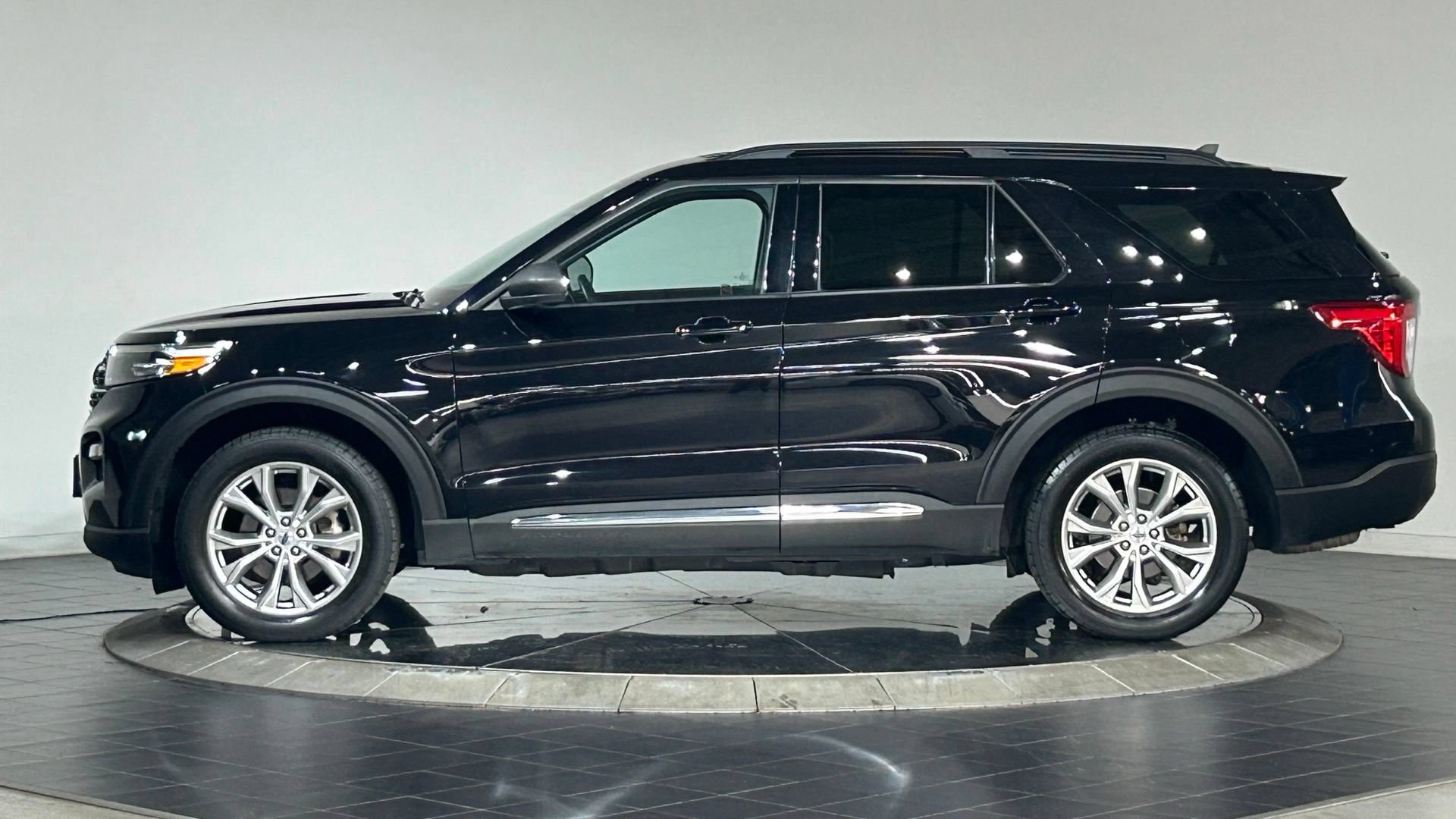 Used 2023 Ford Explorer XLT w/ Equipment Group 202A AWD/4WD image 6