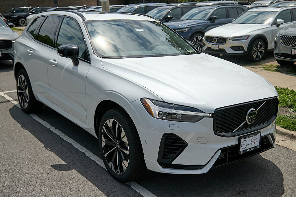New 2026 Volvo XC60 T8 Plus w/ Climate Package AWD/4WD image 4