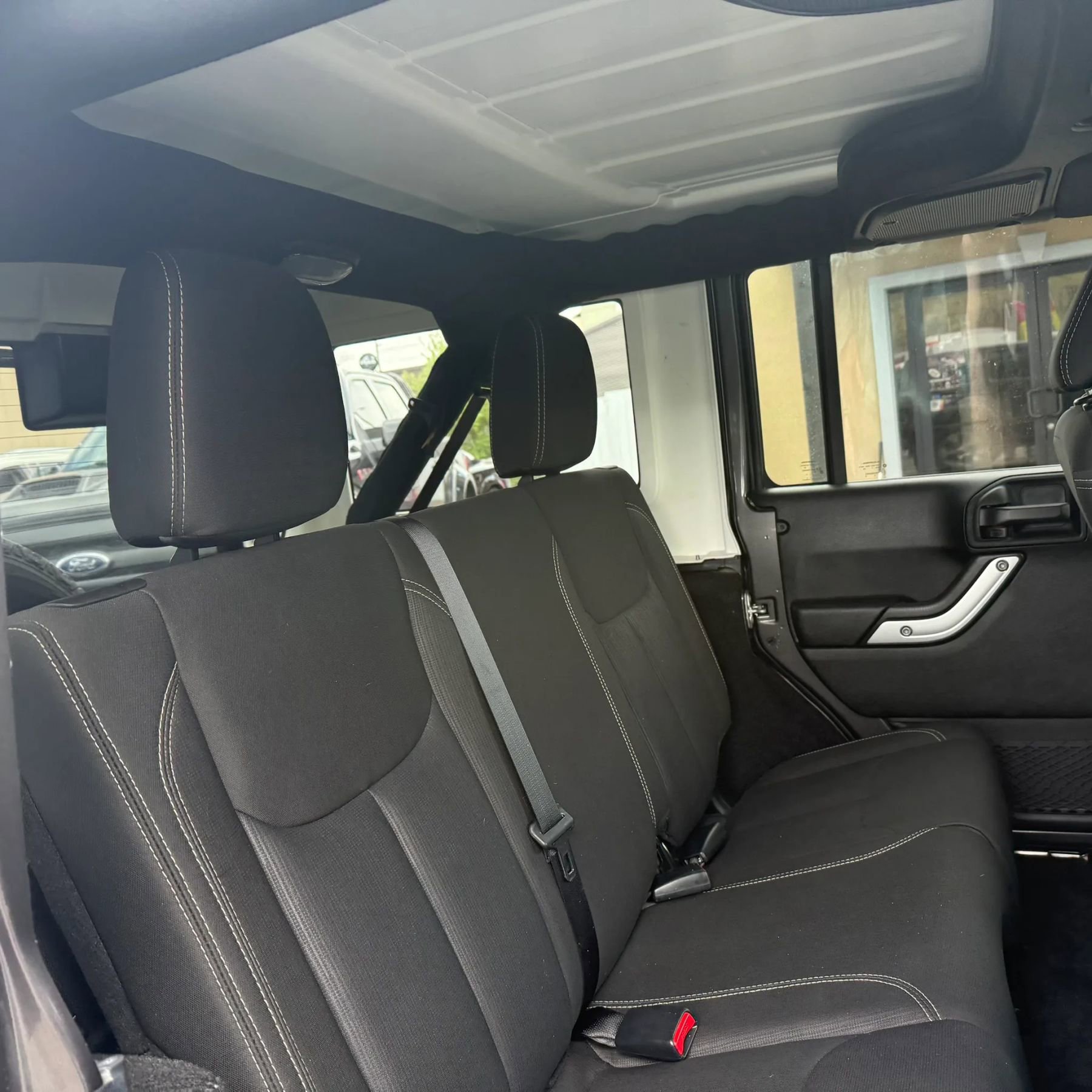 Used 2018 Jeep Wrangler Unlimited Sahara w/ Connectivity Group AWD/4WD image 14