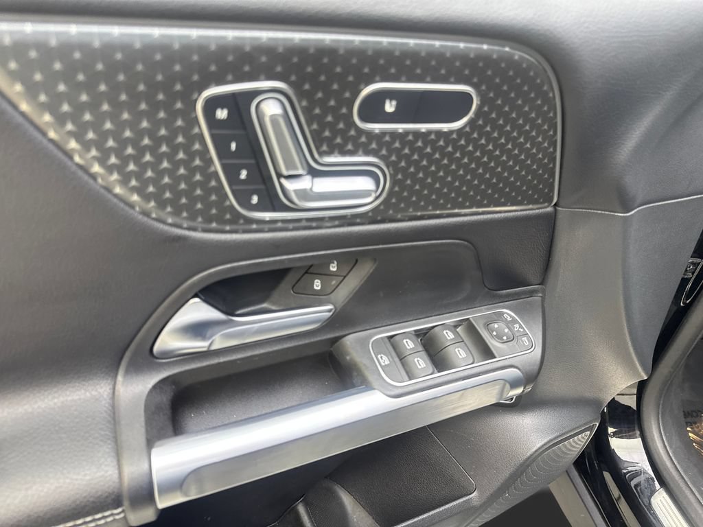 Used 2025 Mercedes-Benz GLB 250 4MATIC image 31